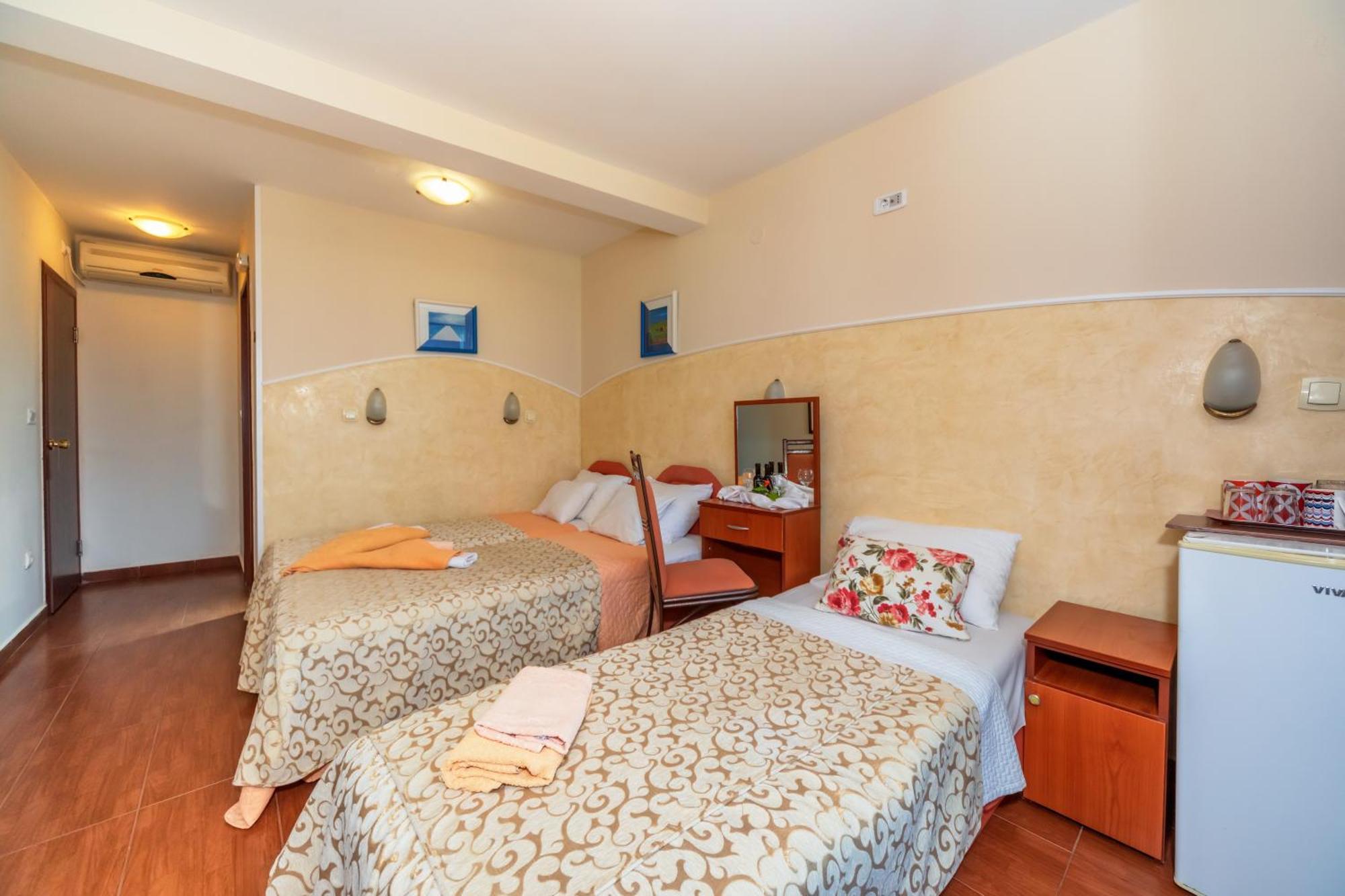 Apartments Pod Lozom With Seaview Petrovac Quarto foto